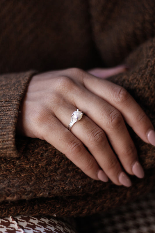 Chéri Dainty Pearl Ring