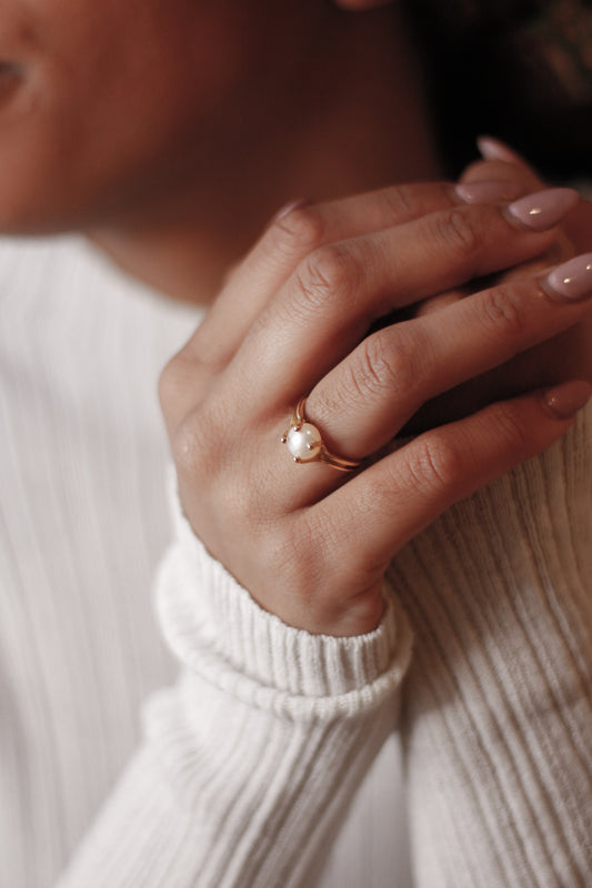 Chéri Dainty Pearl Ring