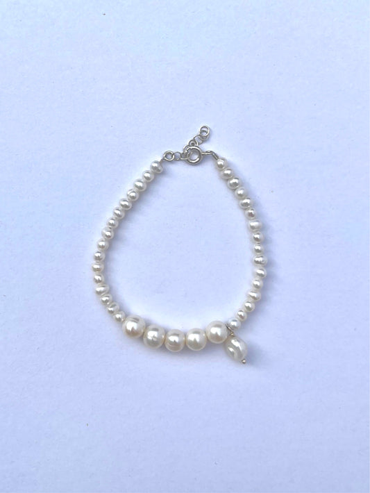 Round Pearl Bracelet with a Detail
