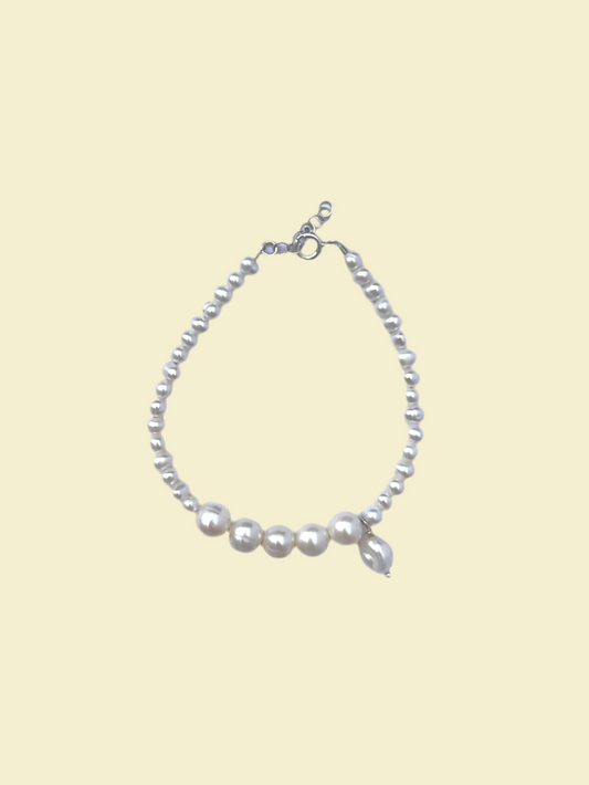 Round Pearl Bracelet with a Detail